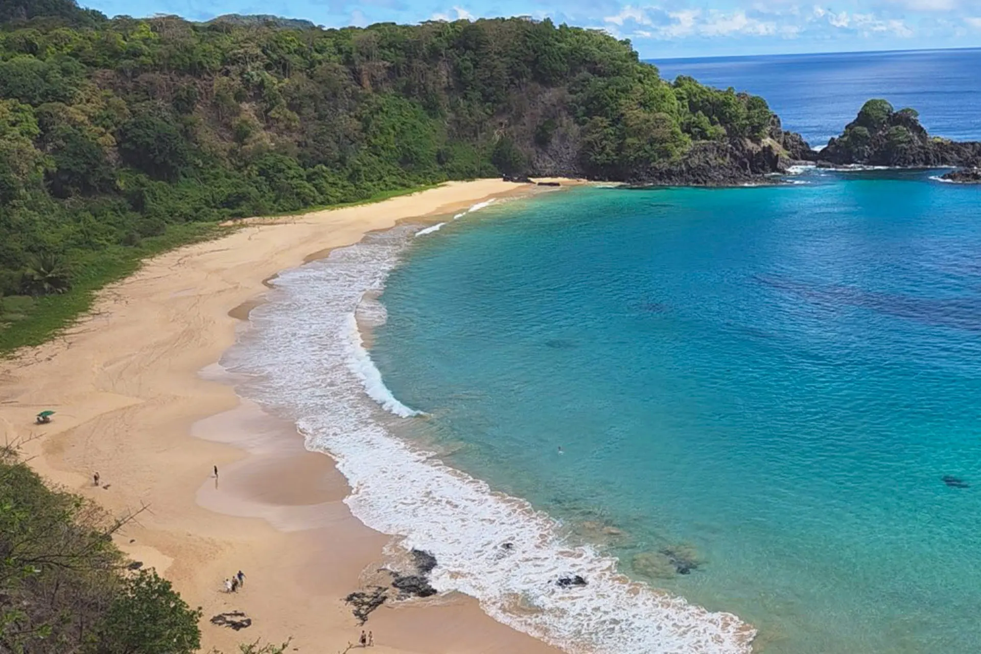 Vista aérea da Praia do Sancho, em Fernando de Noronha